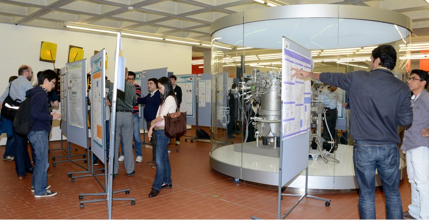 Foto showing students discussing posters